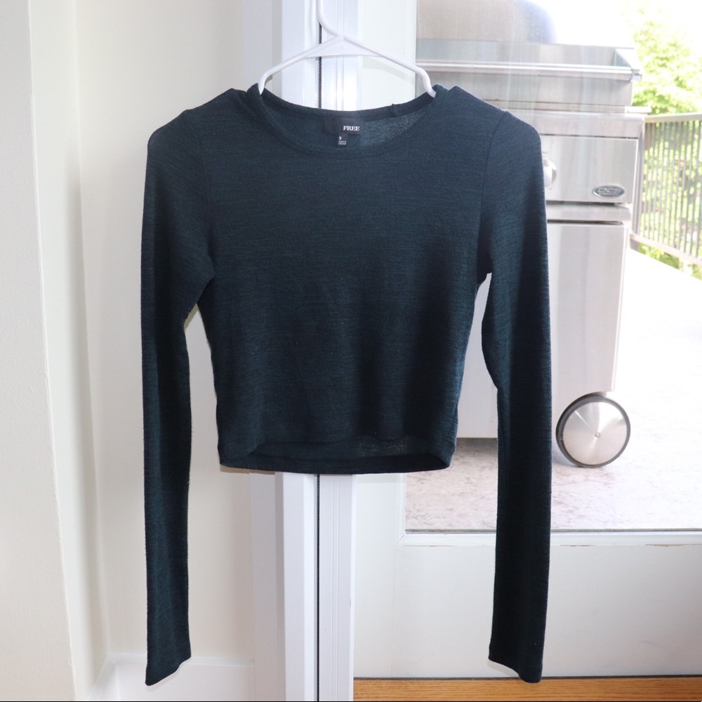 Aritzia navy crop